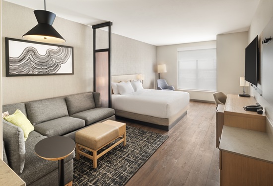 MUNZM_P0021 One King Bed With Cozy Corner